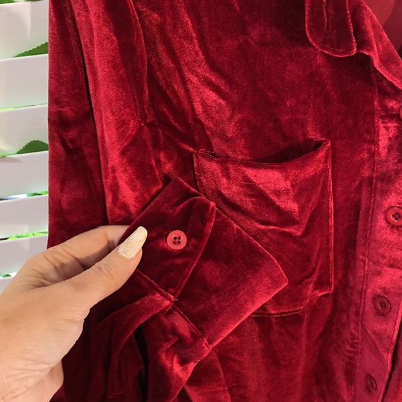 Deep red velvet top with pockets cute for the holidays - Picture 2 of 7
